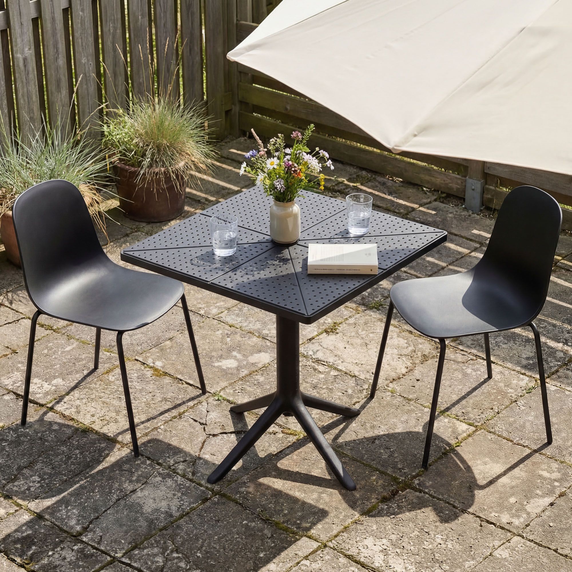 Conjunto de jardin Nerra con 2 sillas